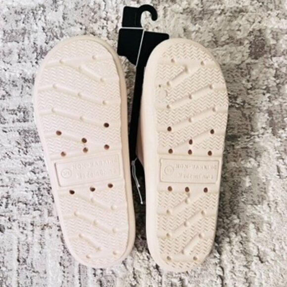 Hello Kitty Sandals - Picture 3 of 3